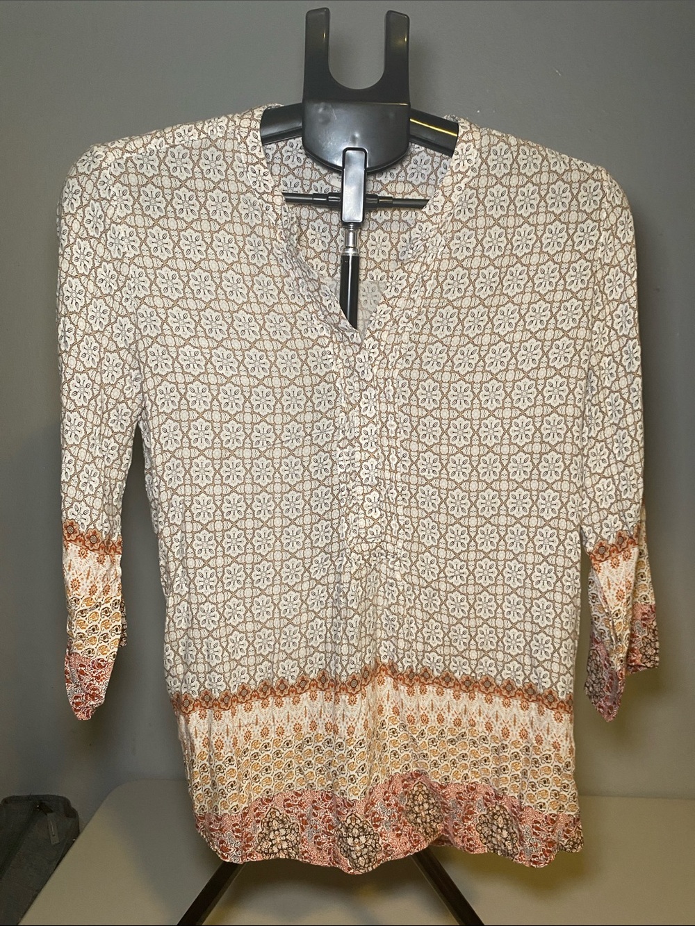 Artisan Ny Cream and Tan Printed 3/4 Sleeve Blouse